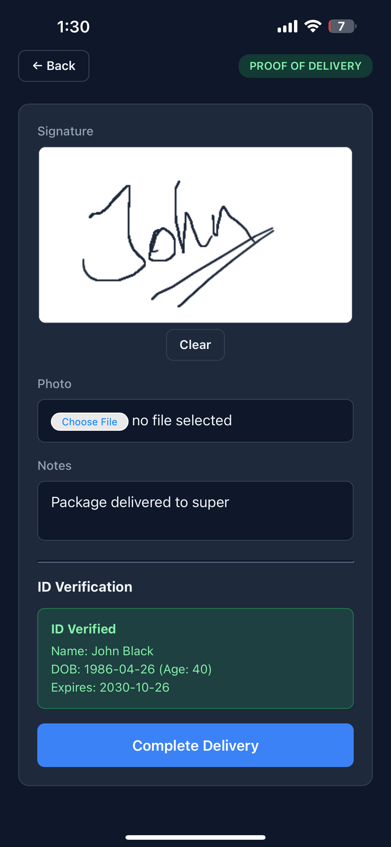 Bildschirm für den Zustellnachweis mit Unterschriftenfeld, Foto-Hochladen, Notizen und ID Verifiziert Panel mit analysiertem Namen, Geburtsdatum, Alter und Ablaufdatum.