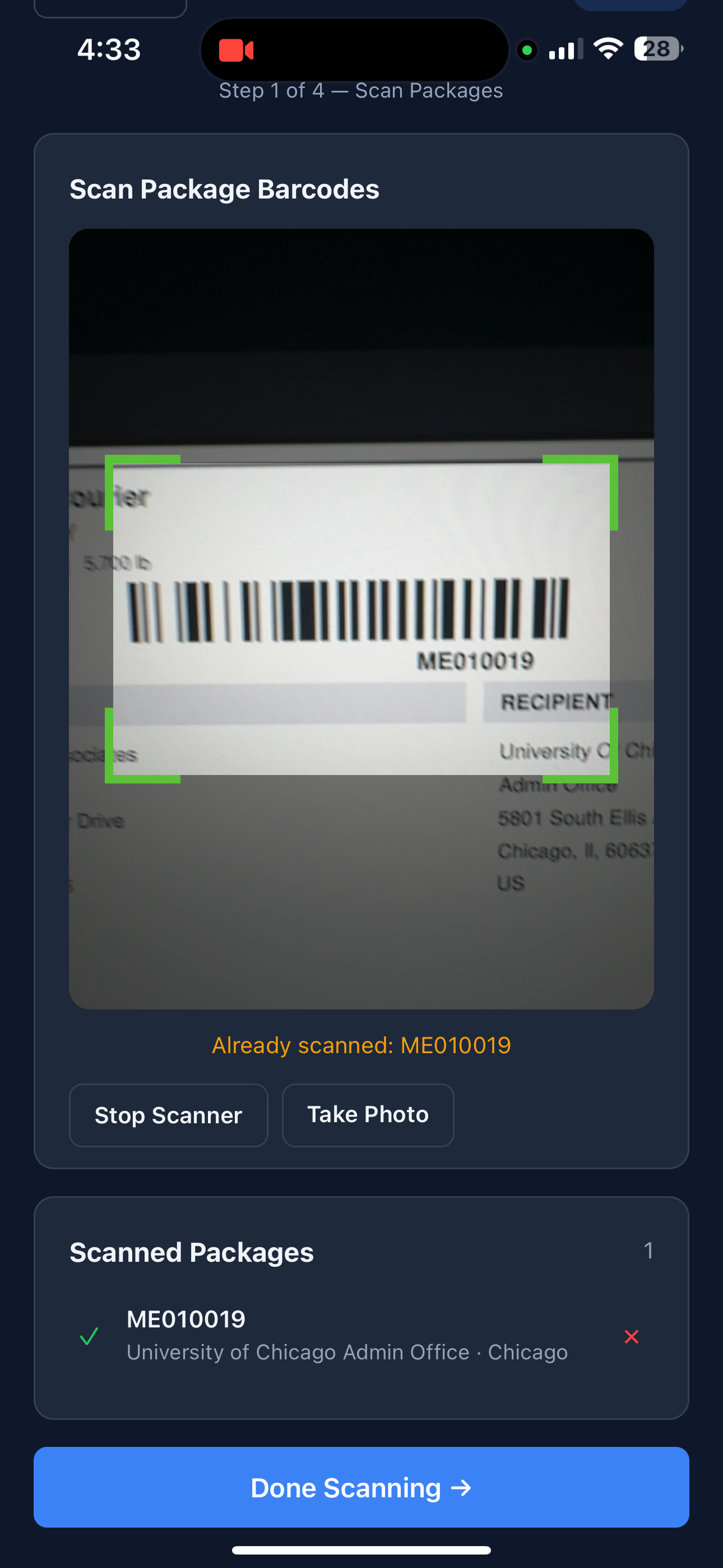 Bildschirm „Paket-Barcodes scannen“ mit Live-Kamerasucher, Barcode-Zielführungen, Liste der gescannten Pakete und Schaltfläche „Scannen abgeschlossen“.